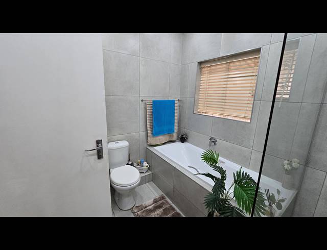 3 BEDROOM FREEHOLD FOR SALE IN SOUTH CREST